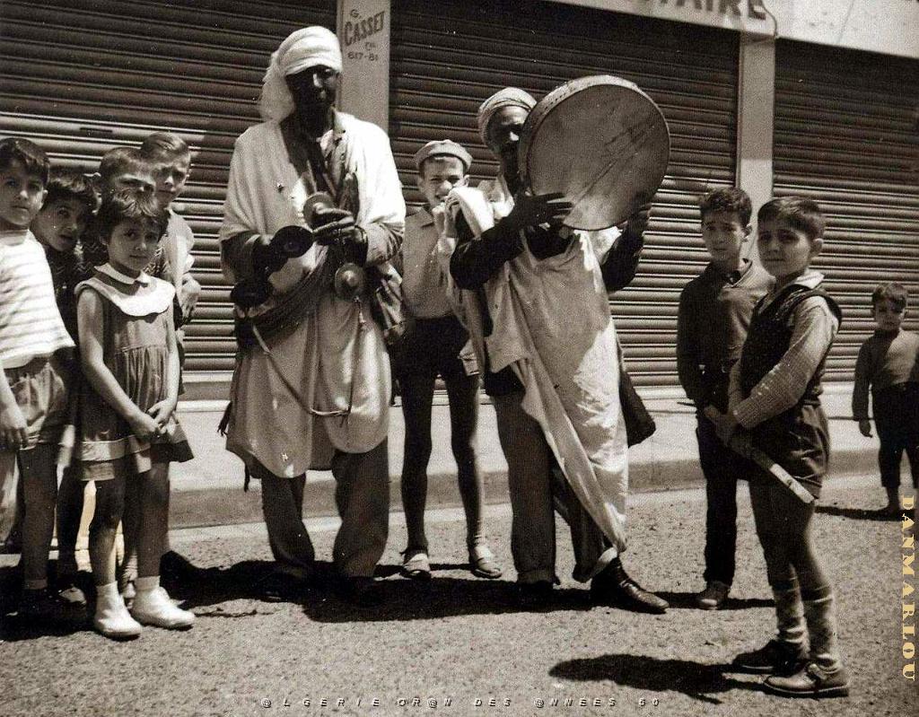 1953 GNAWA  TROUPE REDUITE DE PASSAGE A ORAN.jpeg